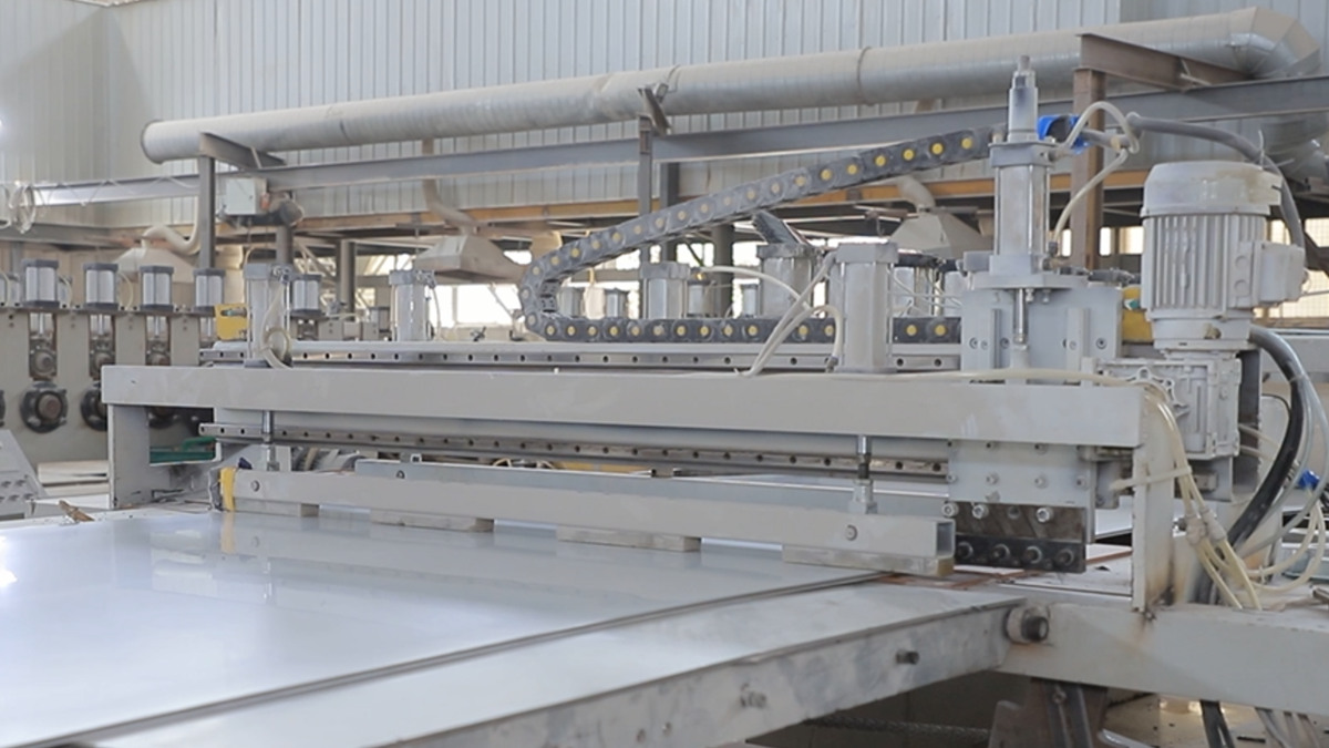 Precise panel cutting process ensuring accurate dimensions at Foshan Haven factory