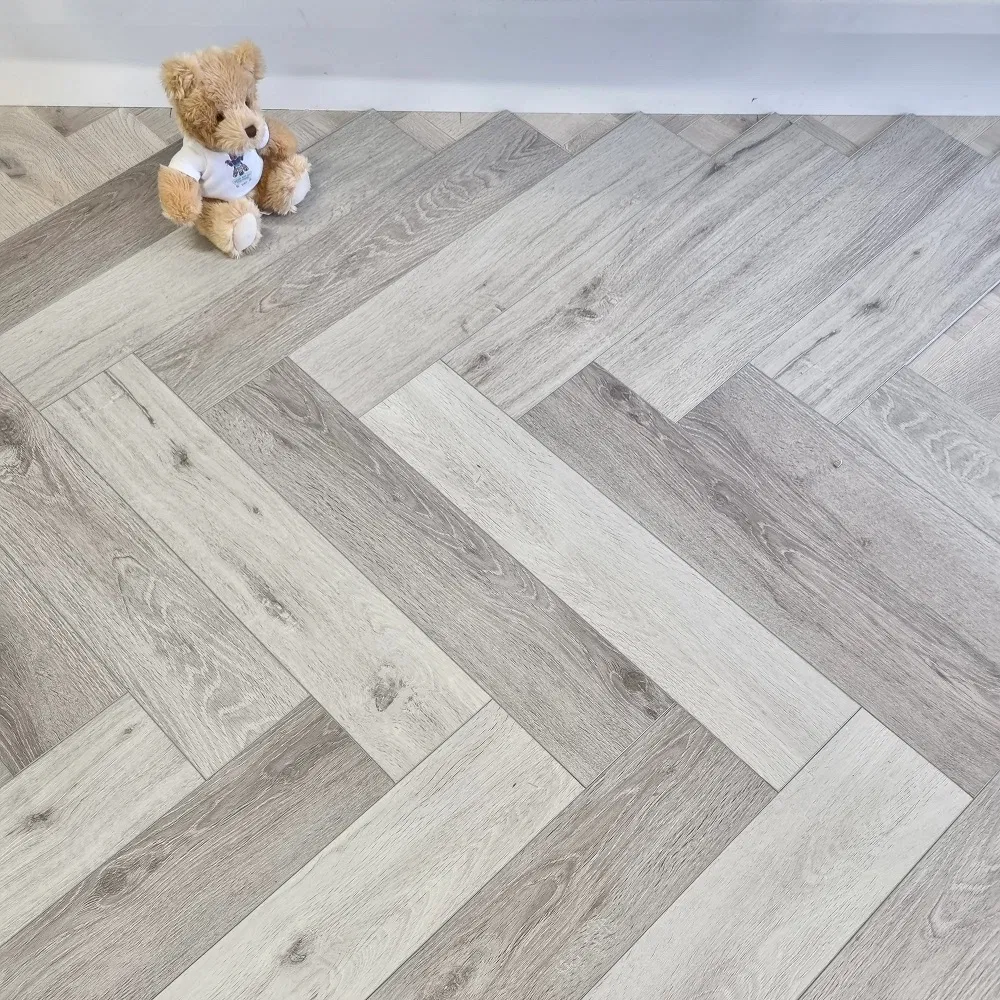 Wholesale Home Decor HDF/MDF 8mm-12mm Piso Flotanteac4 AC5 Waterproof Herringbone Oak Piso Laminado Engineered Parquet Wooden/Wood Floor Laminate Flooring Tile