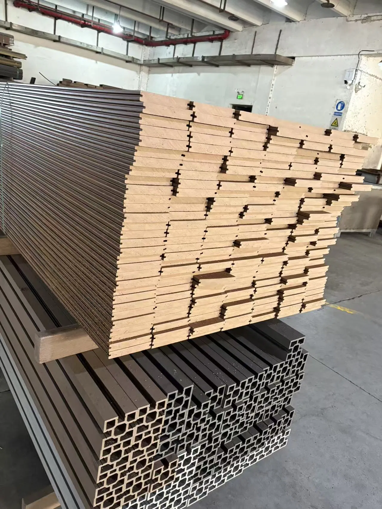 Ocox Hollow/Solid WPC Outdoor Decking Wood Plastic Composite Decking Waterproof Fireproof UV Resistance Easy Installation for Outdoor Landscaping