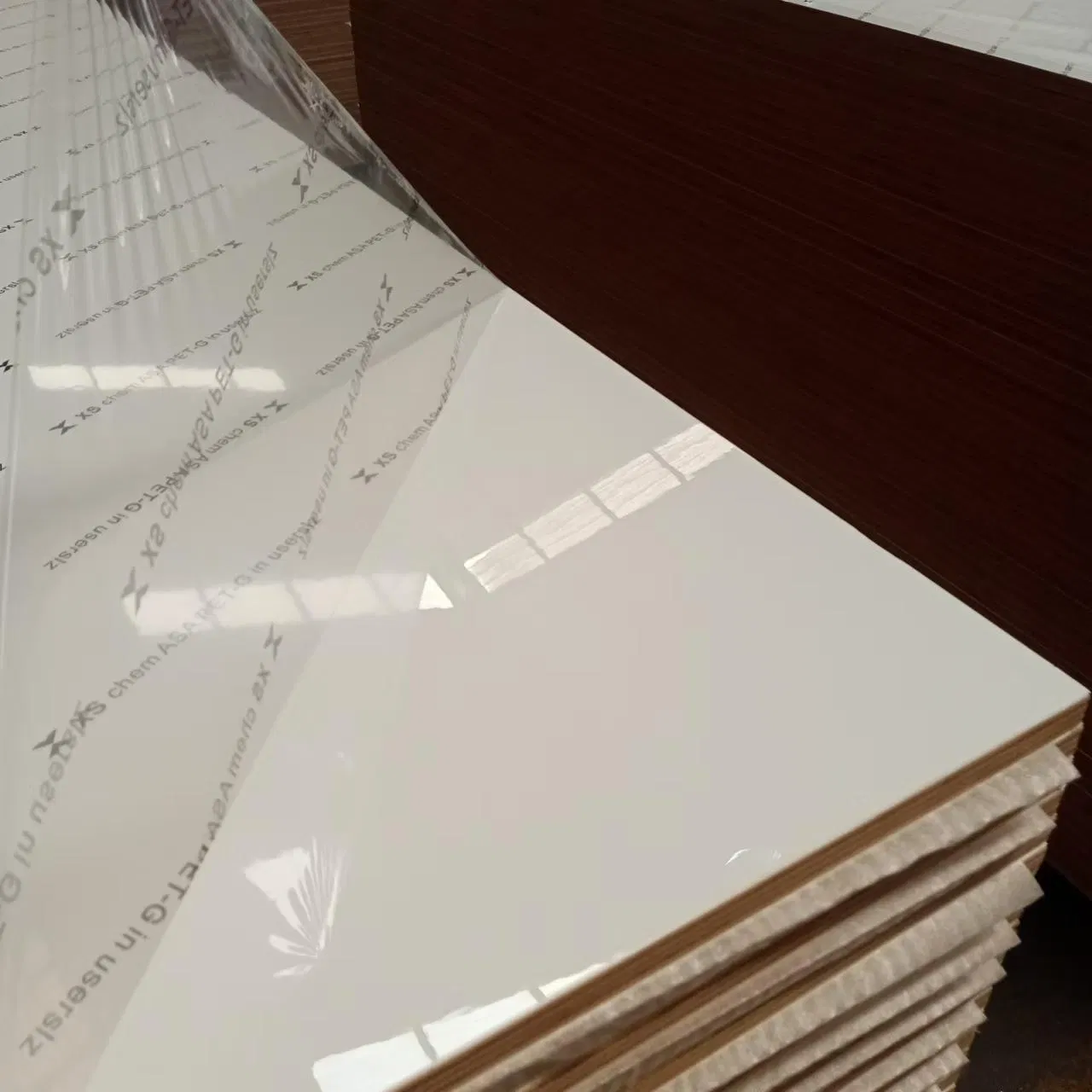 High Grade Pet Laminated Plywood with High Glossy Finish for Furniture Produce