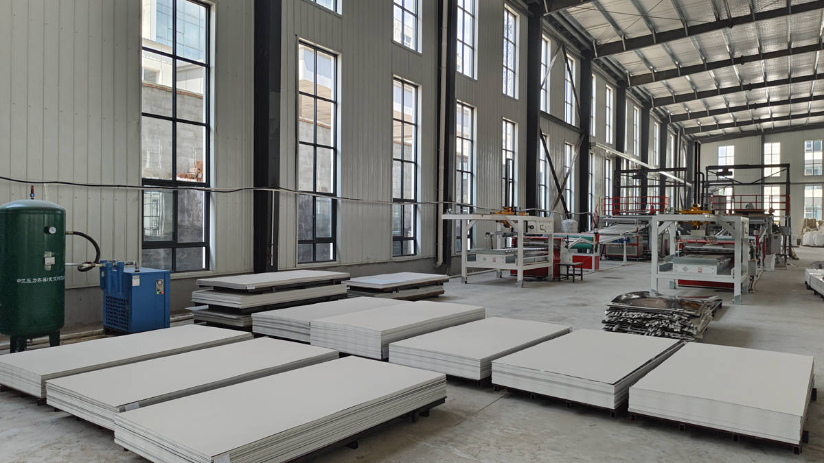 Extruding process in Regit Decor manufacturing