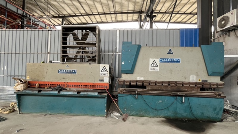 Hydraulic Swing Beam Shears machine at Regit Decor factory