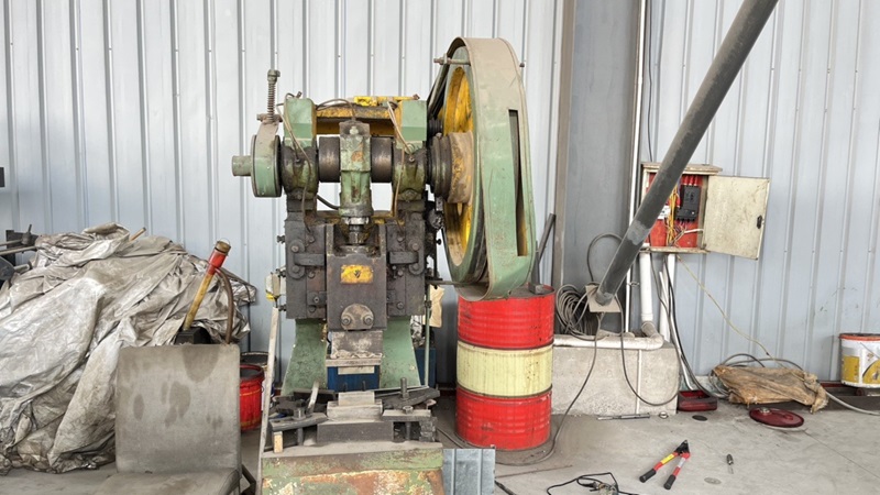 Advanced processing machine at Guangdong Regit Decor facility