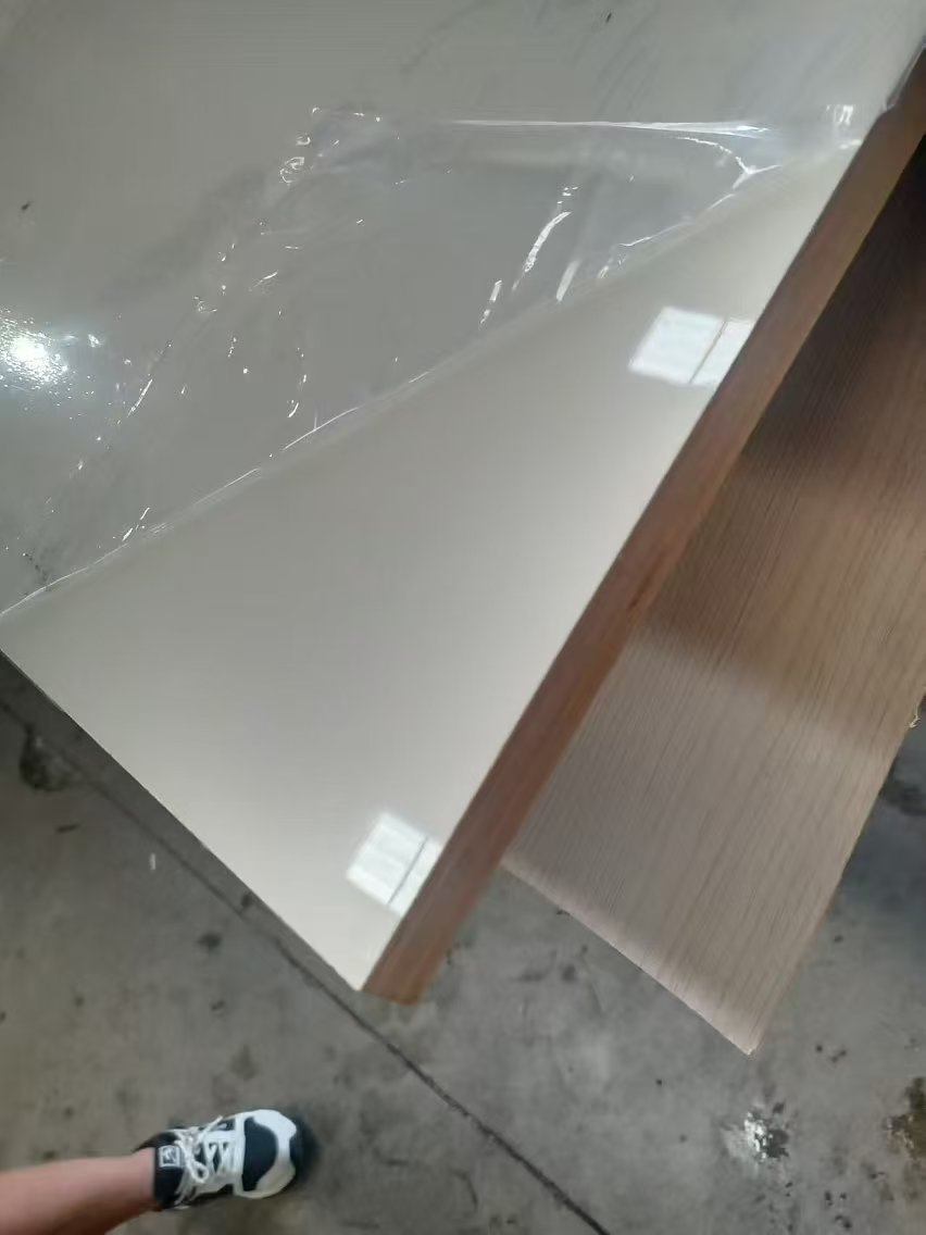 High Grade Pet Laminated Plywood with High Glossy Finish for Furniture Produce