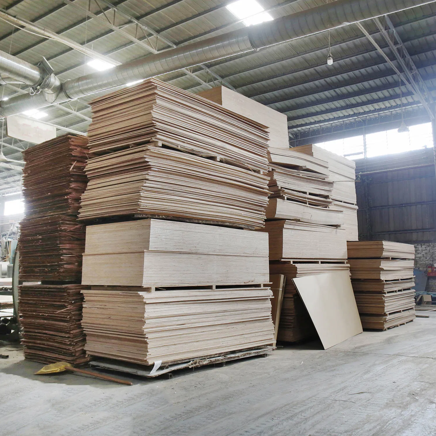 100% Okoume Veneer E0 Commercial Furniture Biz Standard Film Faced Birch Plywood 1220×2440×18mm