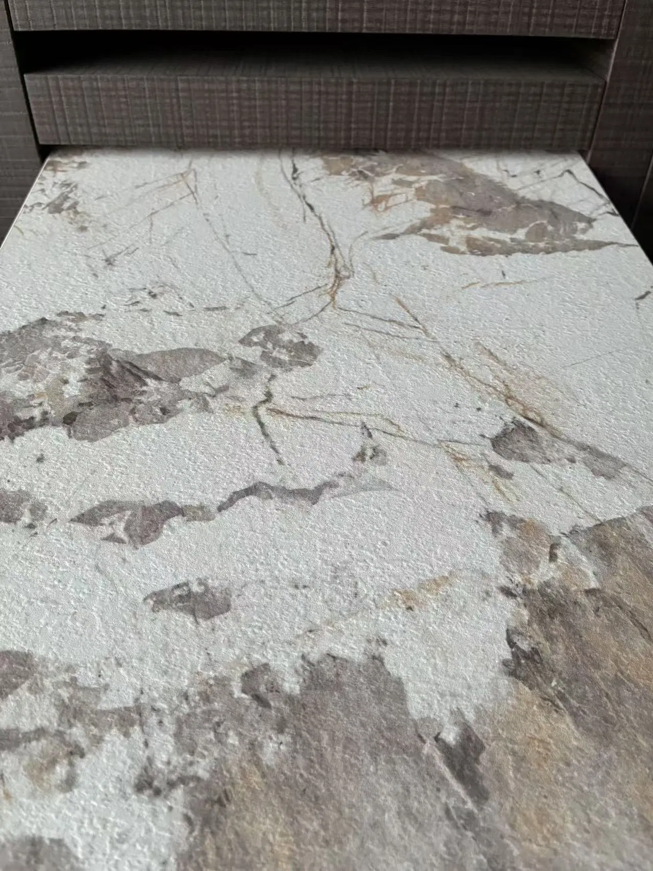 High-Quality 18mm Waterproof Laminated 1220X2440mm Melamine Faced Plywood Board for Furniture &amp; Interior Design