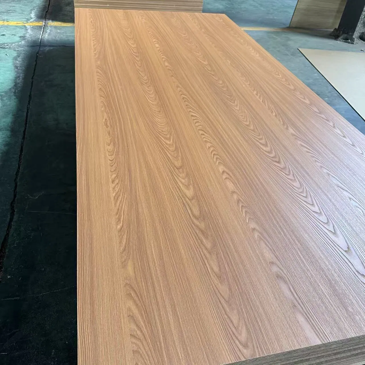 High-Quality 18mm Waterproof Laminated 1220X2440mm Melamine Faced Plywood Board for Furniture &amp; Interior Design