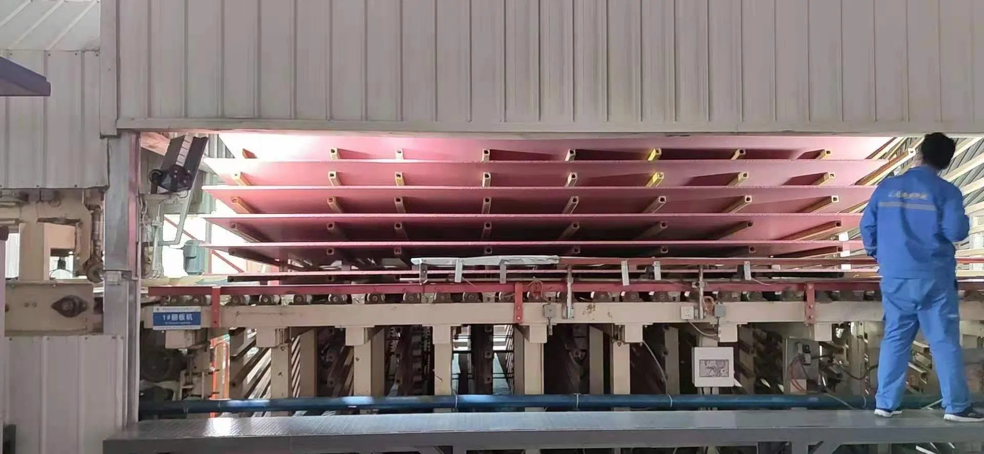 4*8*18mm Red Color Fire Rated MDF for Kitchens Furniture