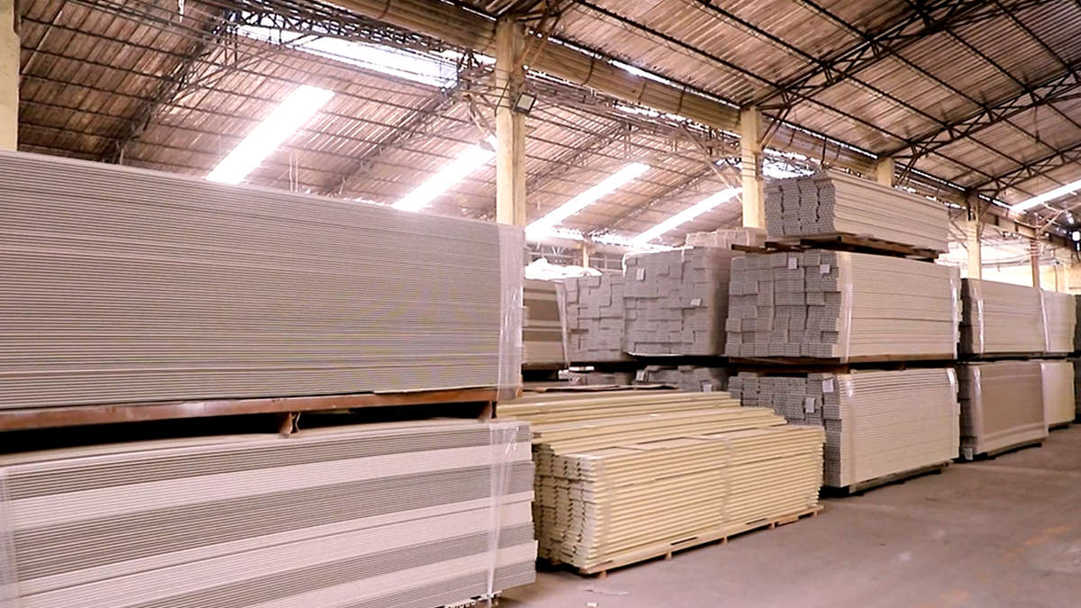 Quality control inspection process at Avenue Decor manufacturing