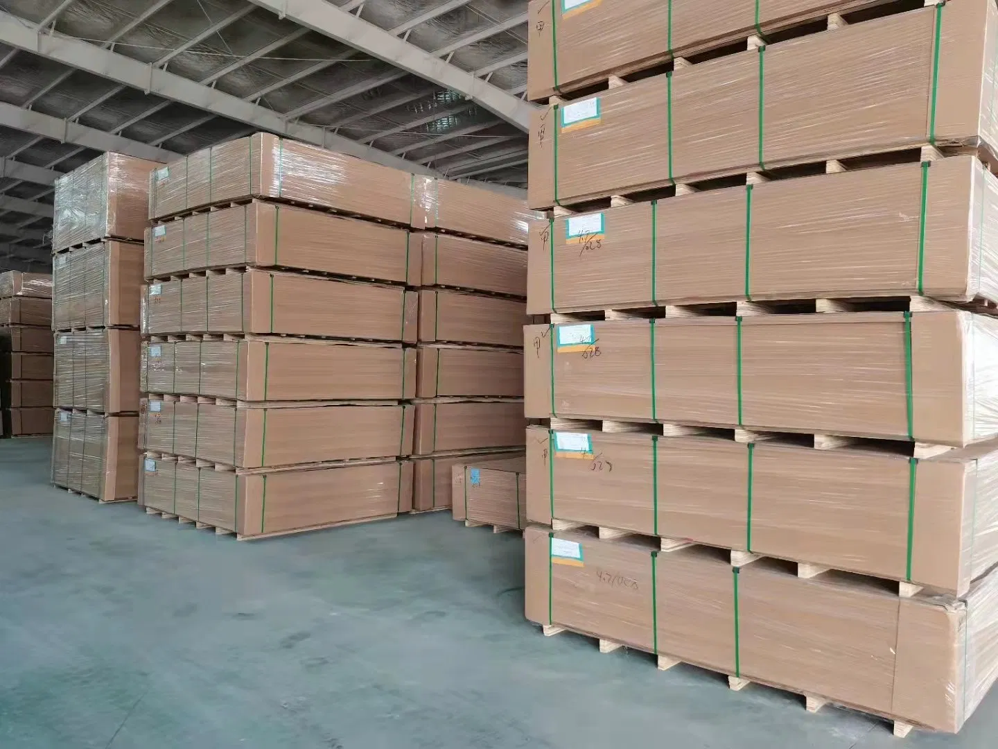 China New Product Cheaper Melamine UV High Gloss Veneer White Laminated Melamine MDF Board 8mm 12mm 16mm 18mm 1220*2440mm Size Factory Directly Cheap