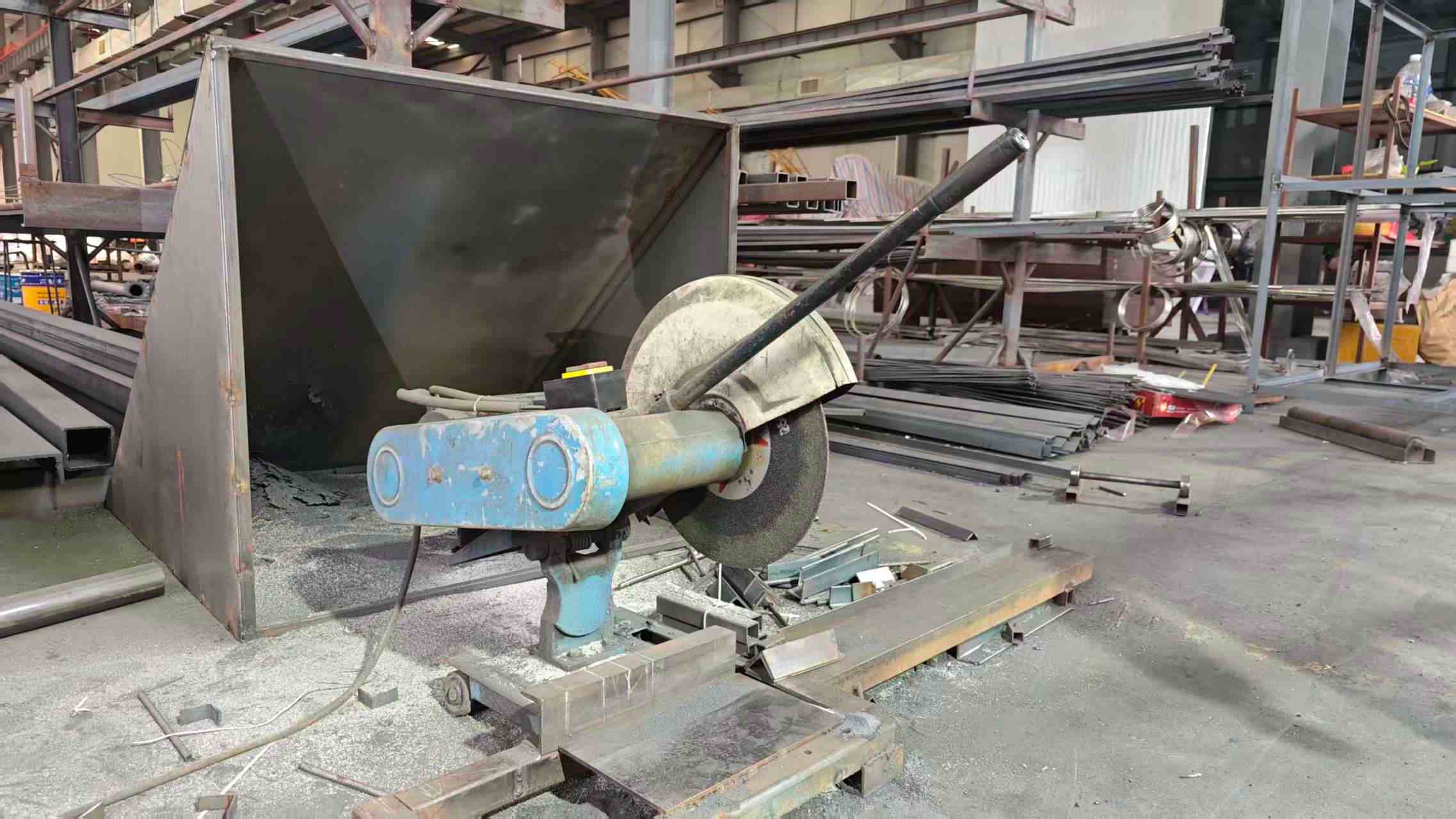 Stora Decor cutting process in factory