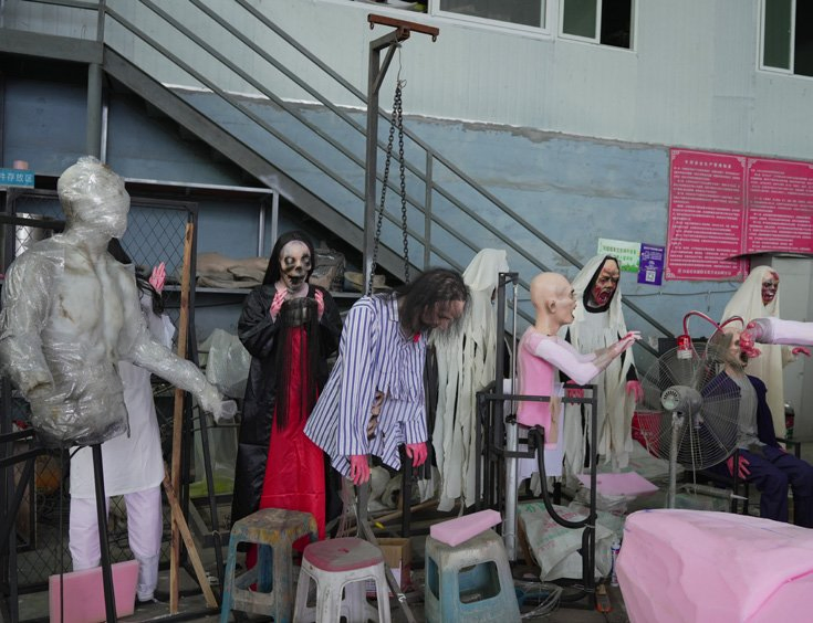 Giant Dinosaur Statue with Movement and Roaring Feature Display