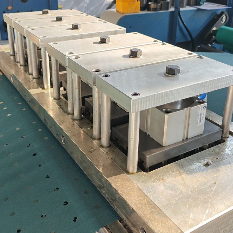 Coated Nonwoven Fabric Roll to Size Sheeting Cutting, Perforating Punching, Ultrasonic Heating Machine All in One for Medical TNT