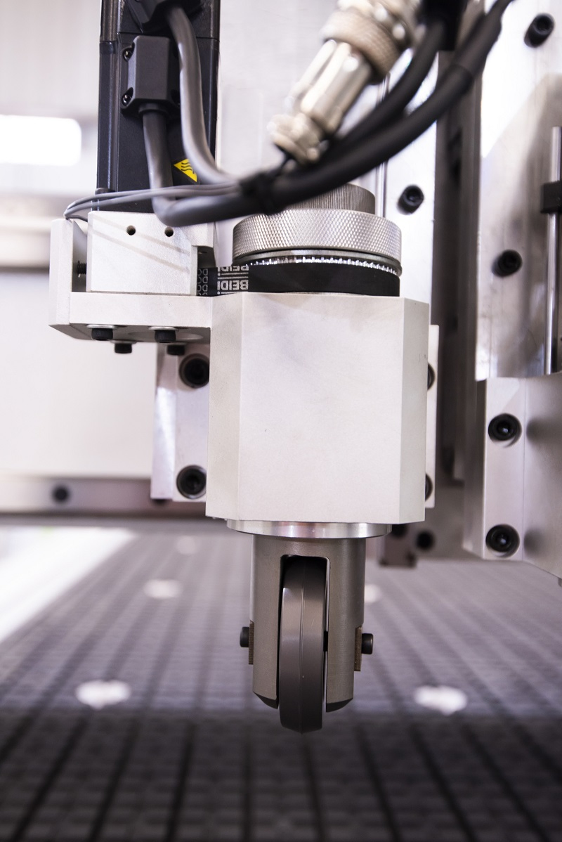 High Efficiency Oscillating Machine with CE Eot Creasing for Aluminum ACP Acrylic Cardboard