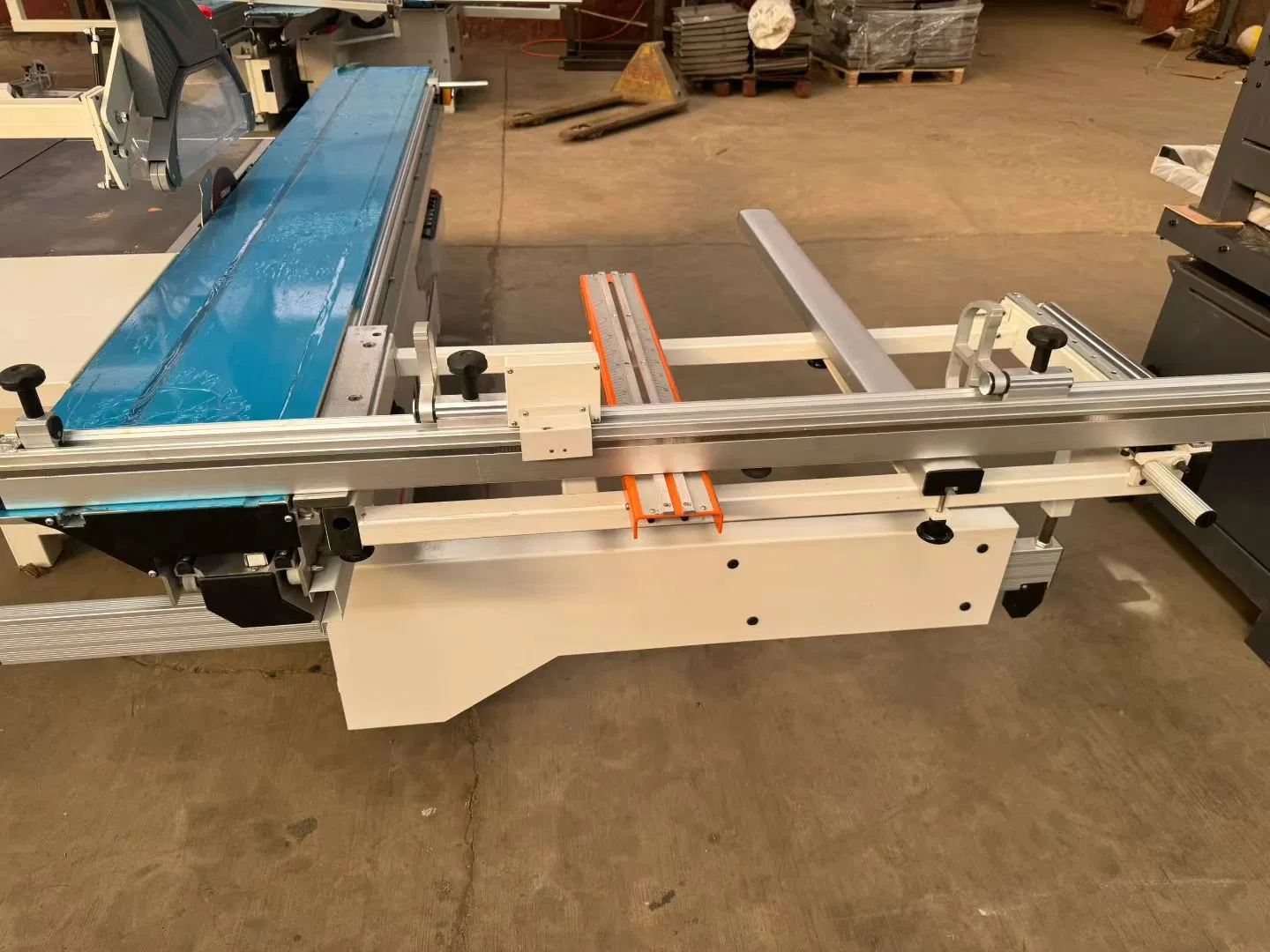 Precision Plate Cutting Saw for Multi-Layer Wooden Furniture Creation