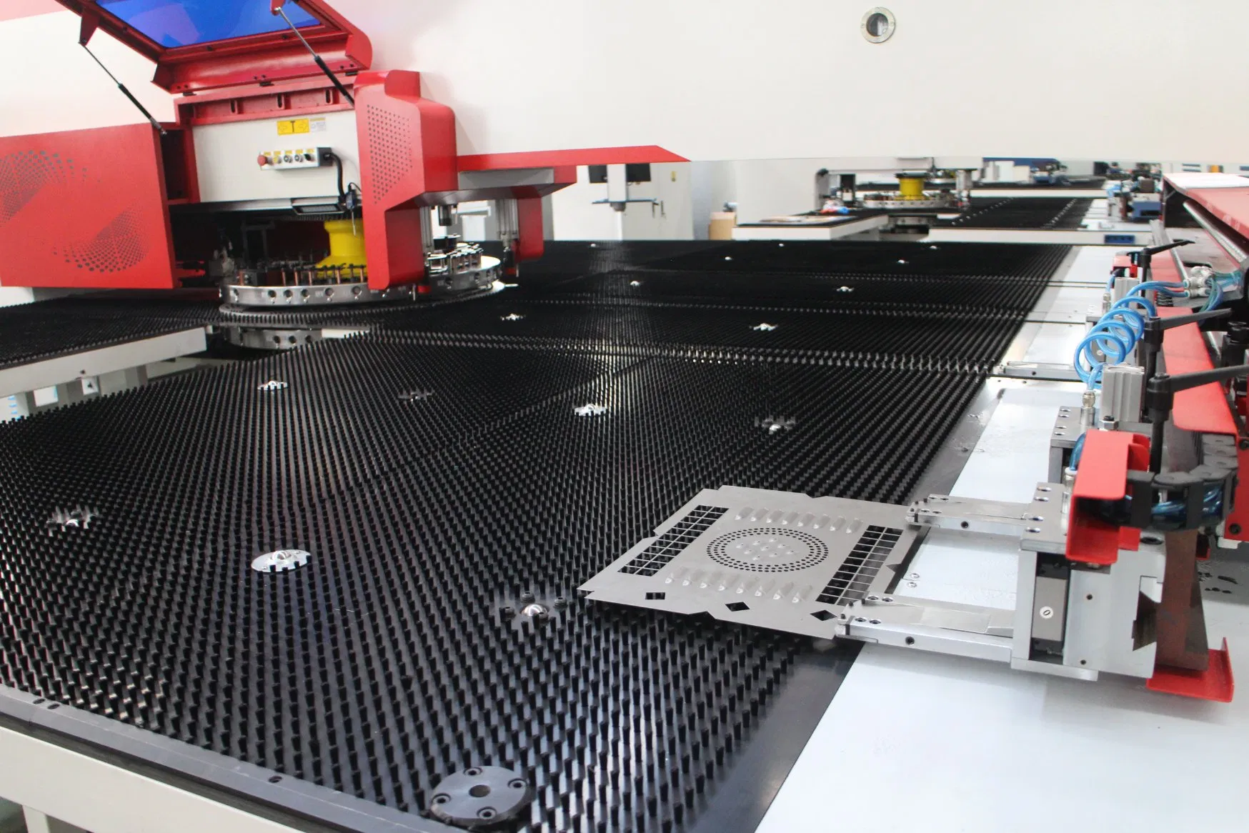 Fanuc CNC Multi-Functional Punching Pressing Perforating Hole Shearing and Printing Logo/ Word, Mechanical Servo Turret Press Punch Machine for Metal Panel