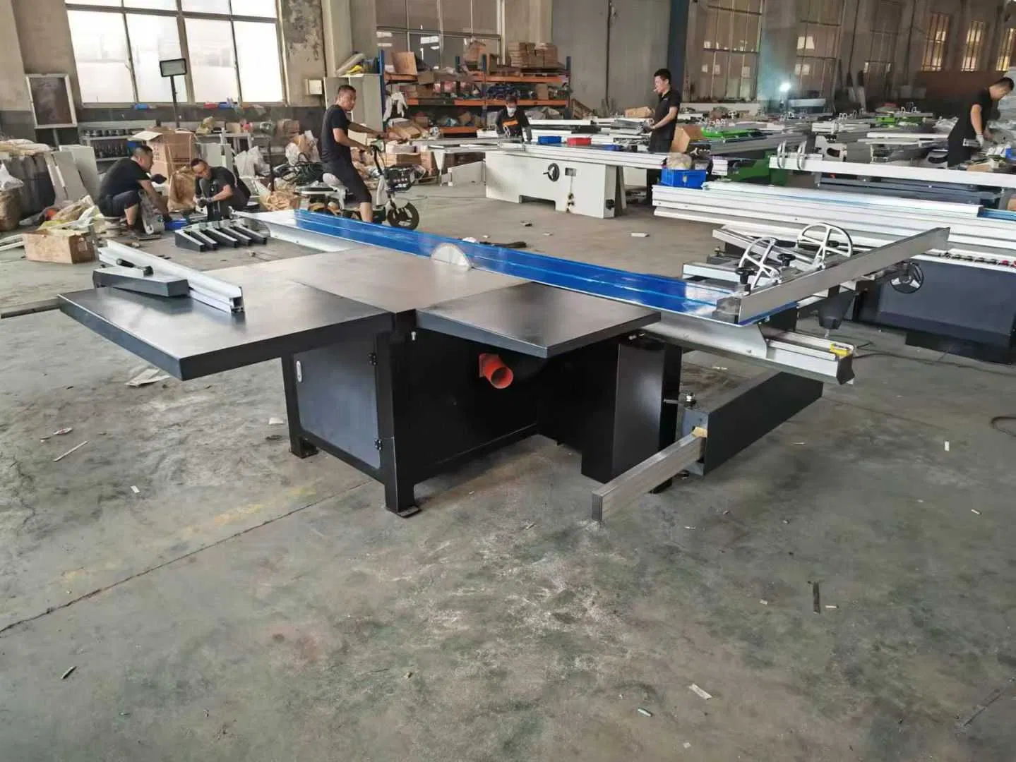 Precision Plate Cutting Saw for Multi-Layer Wooden Furniture Creation