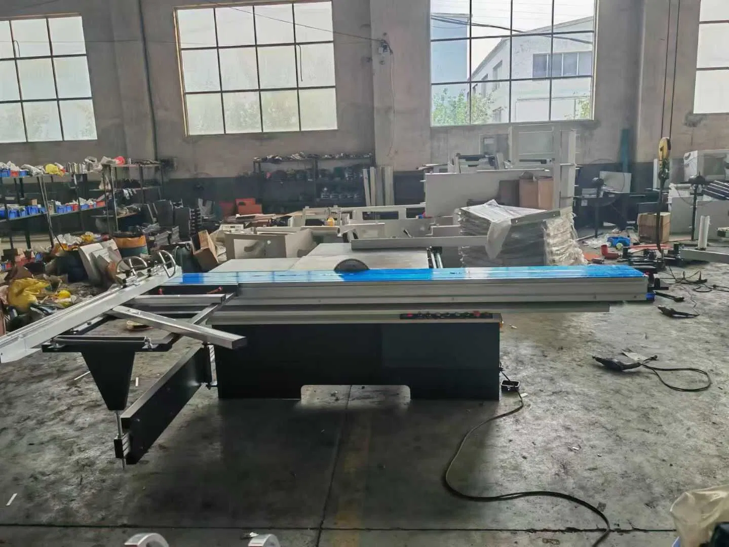 Precision Plate Cutting Saw for Multi-Layer Wooden Furniture Creation