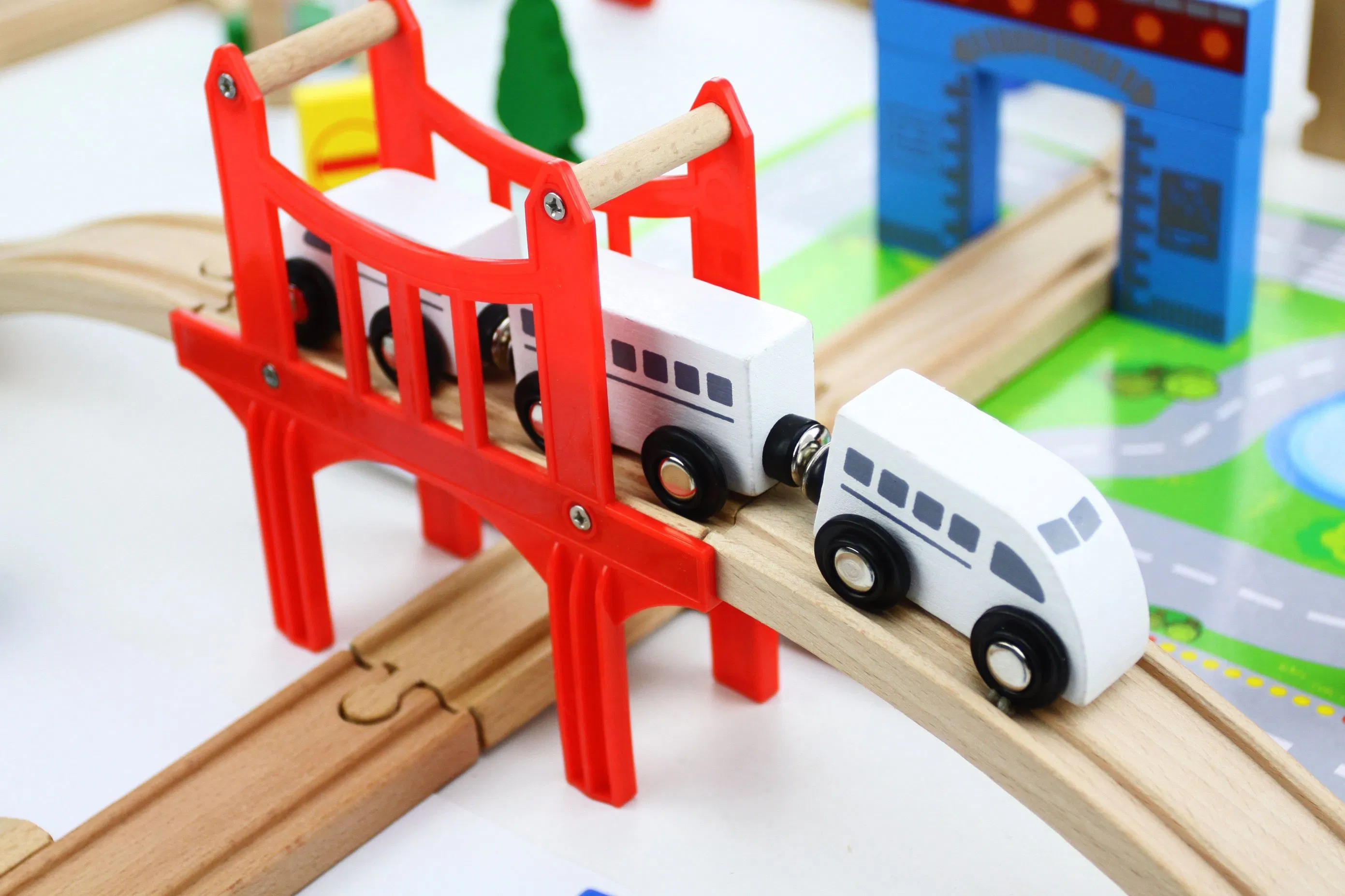 Juguete de tren de vía de madera educativa intelectual Montessori al por mayor para bebés, niños y niños, juguetes de bricolaje