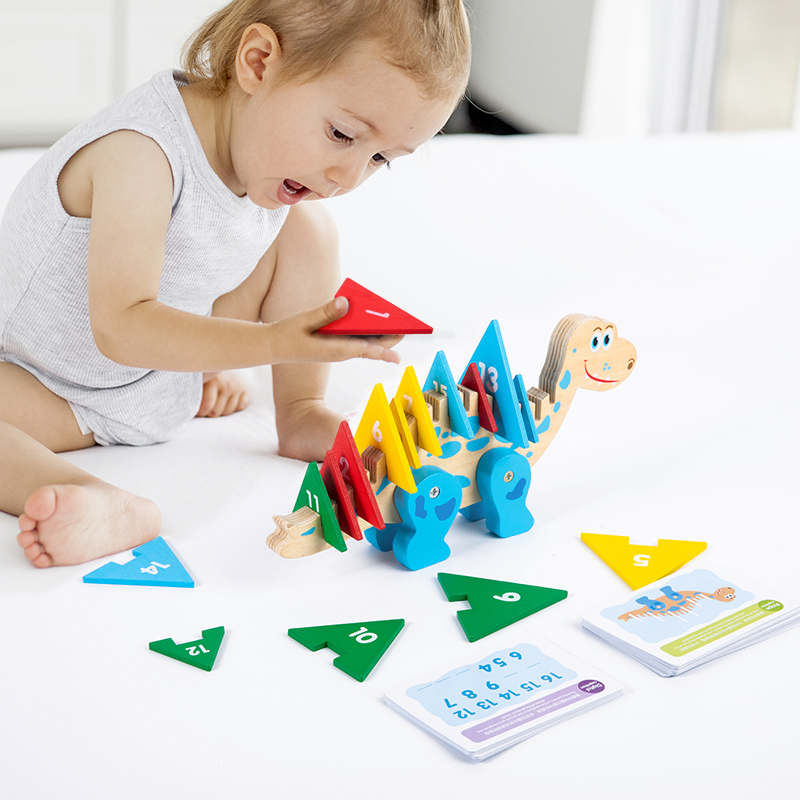 Juguetes de dinosaurio de madera para el aprendizaje matemático en la educación infantil con bloques de números de colores