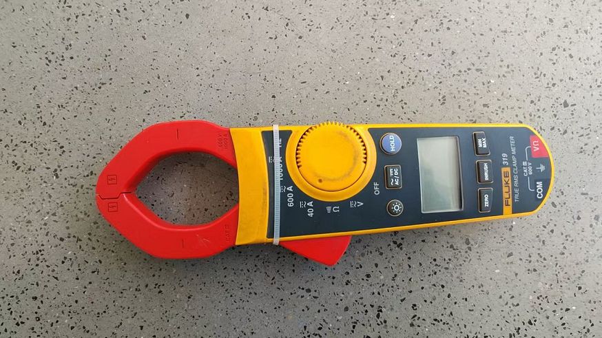 Clamp current meter for current measurement at Deming Power
