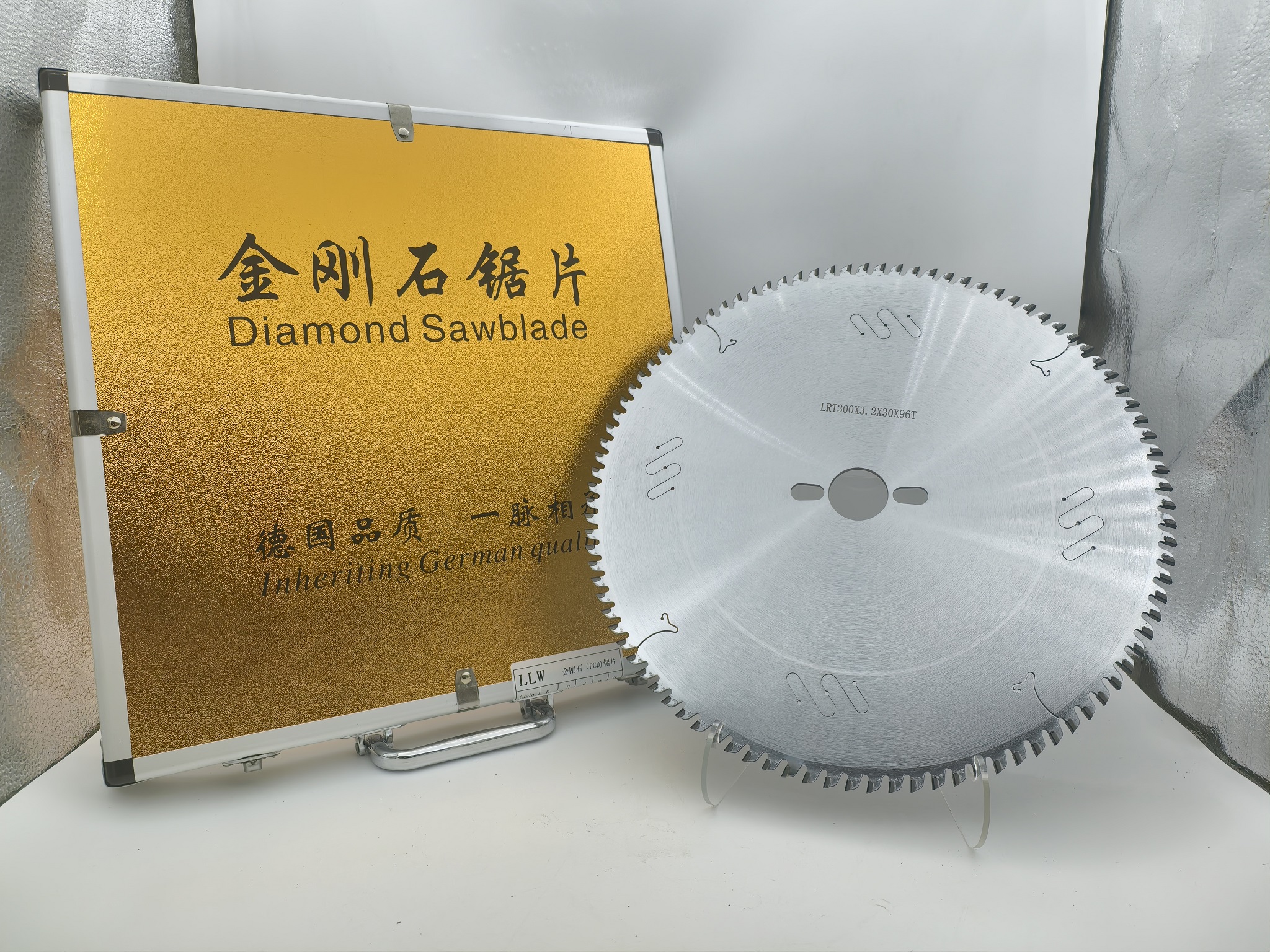 Detailed saw blade design 1