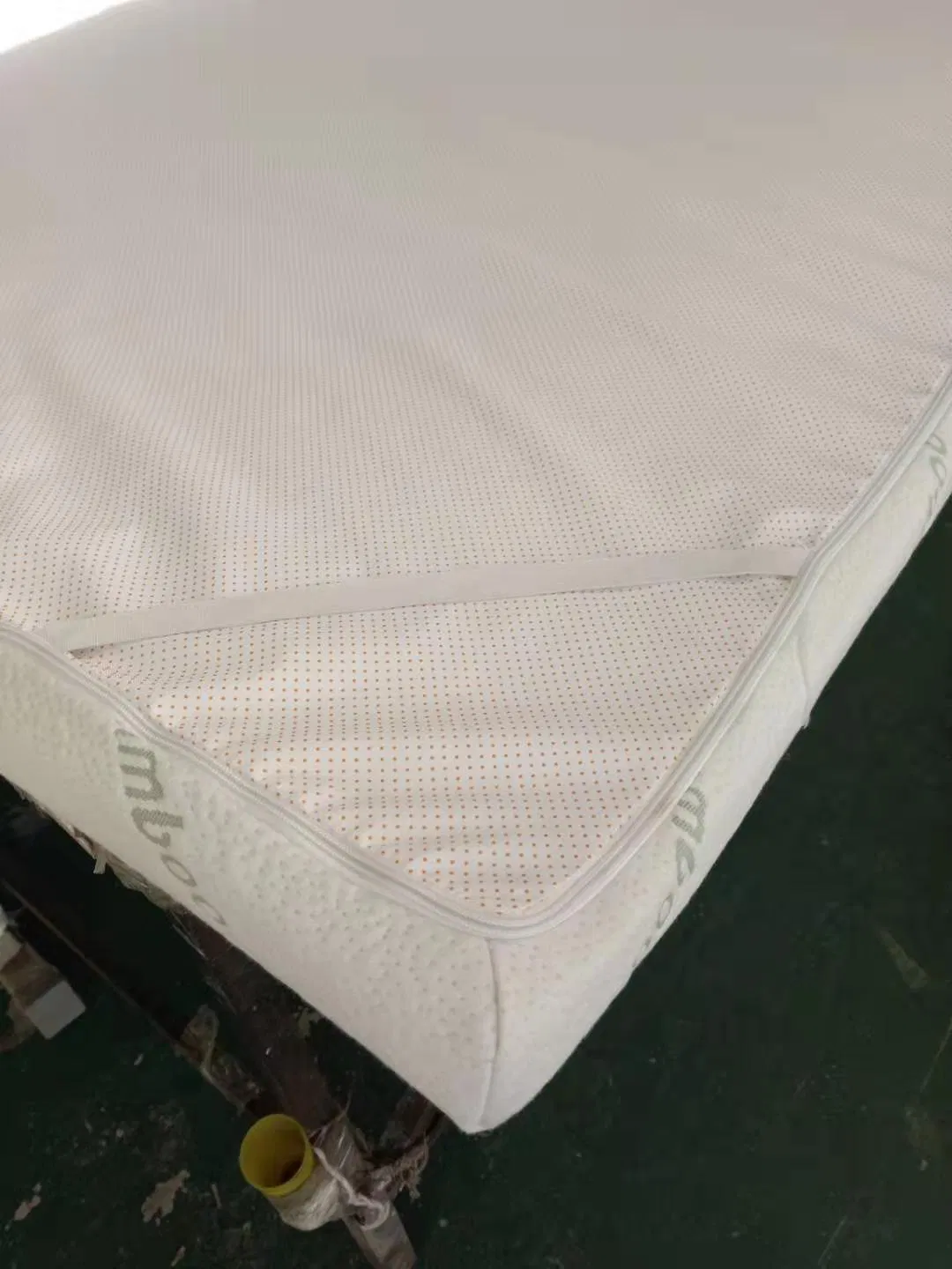 Cool Gel Memory Foam Mattress Topper with Fasten Belt Roll in Box