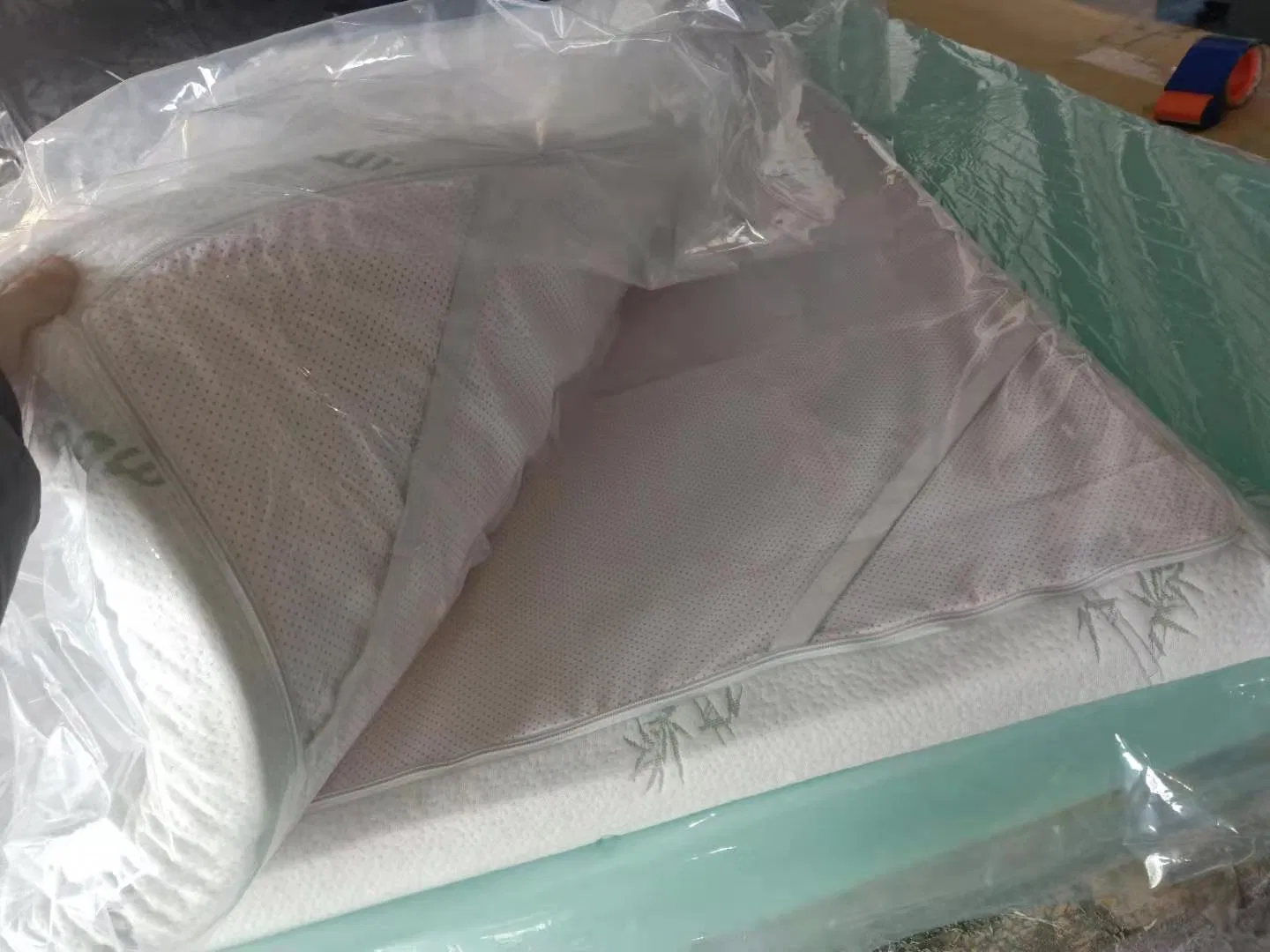 Cool Gel Memory Foam Mattress Topper with Fasten Belt Roll in Box