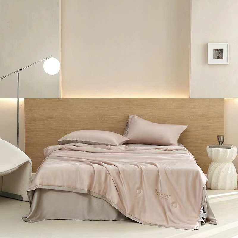 Skin Friendly Cool Feeling Summer Simple Ice Silk Quilt Cooling Comforter for Hot Sleepers 3PCS Bedspread Set Pillowcases Bed Sheets Bedding Set