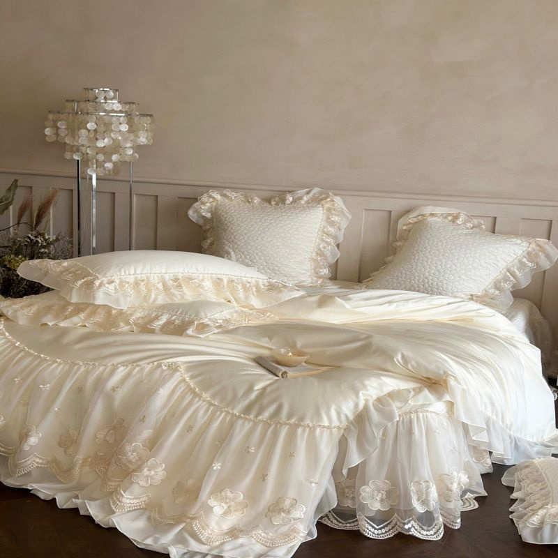 Luxury White Lace Embroidery Flannel Bed Linen Baby Fleece Duvet Comforter Quilt Cover Bed Skirt King Bed Sheets Sabanas Milk Velvet Home Textile Bedding Set