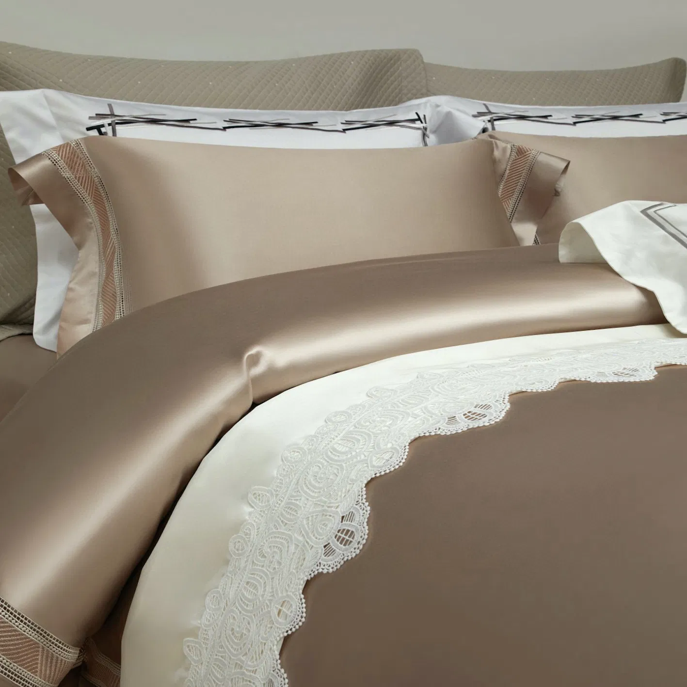 Super Luxury 100% Mulberry Silk Four-Piece White Embroidery Quilt Comforter Duvet Cover Bed Linen King Bed Sheets Mattress Cover Gold Bedding Set for Home