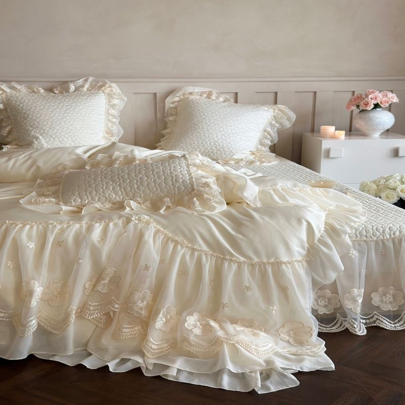 Luxury White Lace Embroidery Flannel Bed Linen Baby Fleece Duvet Comforter Quilt Cover Bed Skirt King Bed Sheets Sabanas Milk Velvet Home Textile Bedding Set