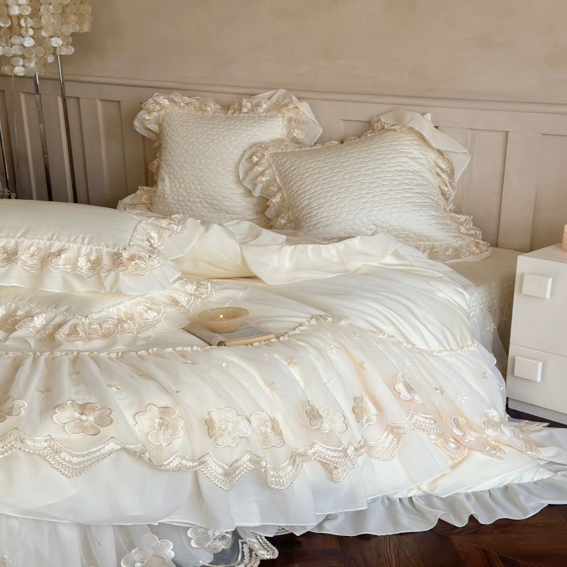 Luxury White Lace Embroidery Flannel Bed Linen Baby Fleece Duvet Comforter Quilt Cover Bed Skirt King Bed Sheets Sabanas Milk Velvet Home Textile Bedding Set