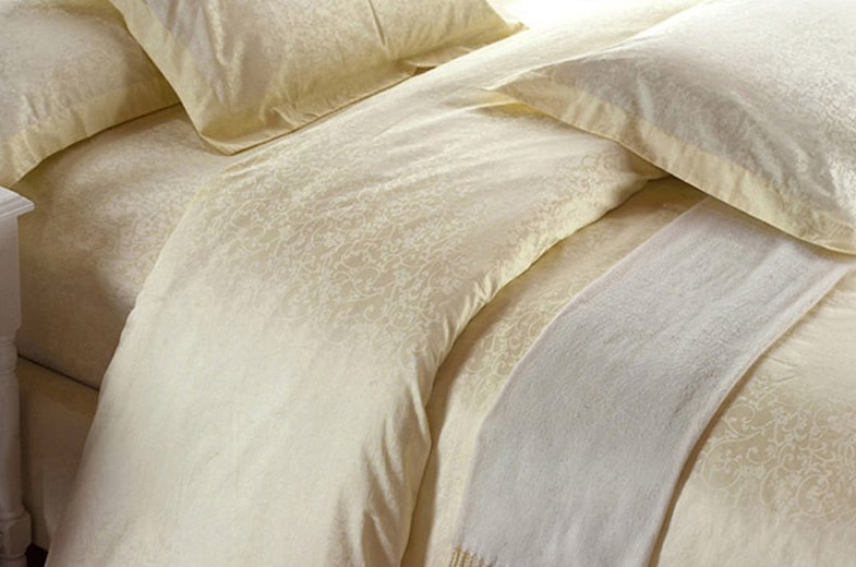 2024 Hot Selling Luxury Embroidery Satin Silk 4 Piece Quilted Bedsheet Bedding Set