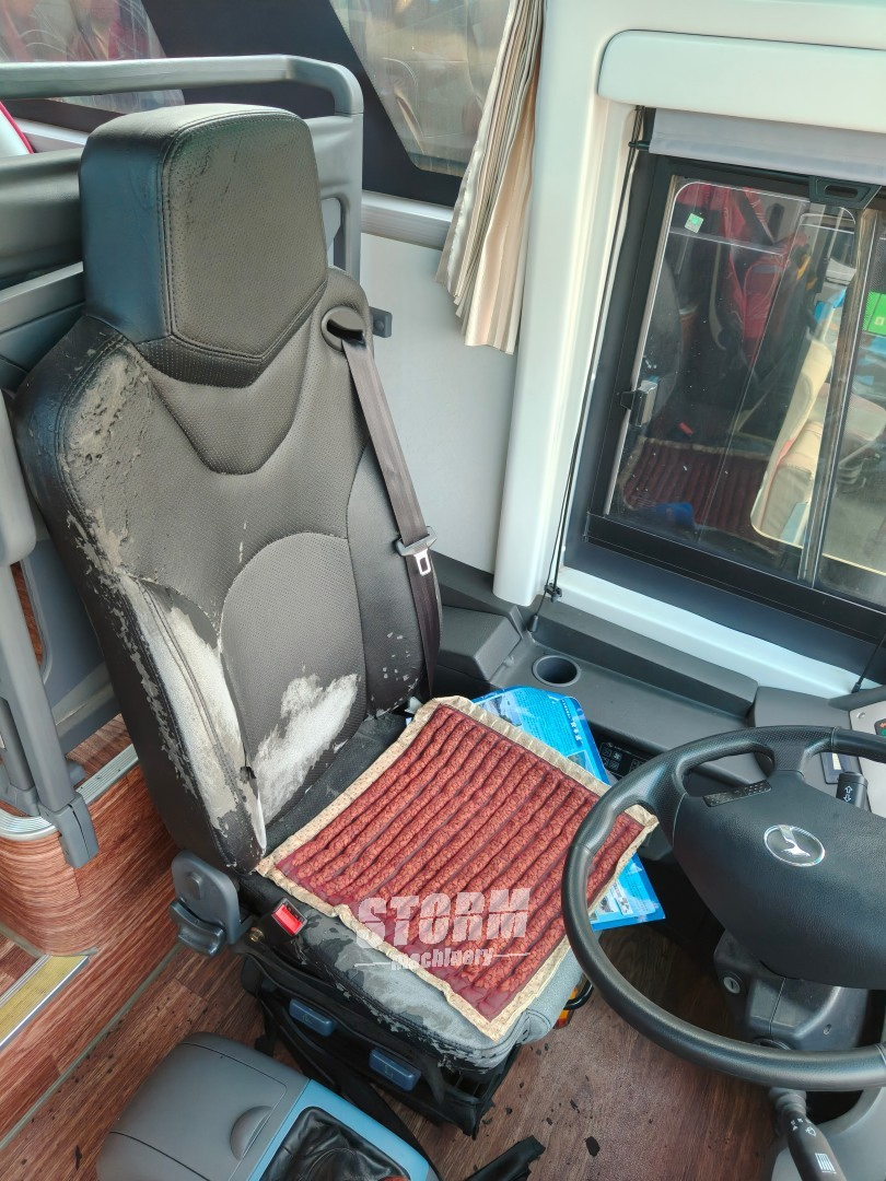 High-Quality Four-Wheel Diesel King Long Buses Can Carry Passengers and Have Luggage Storage Space