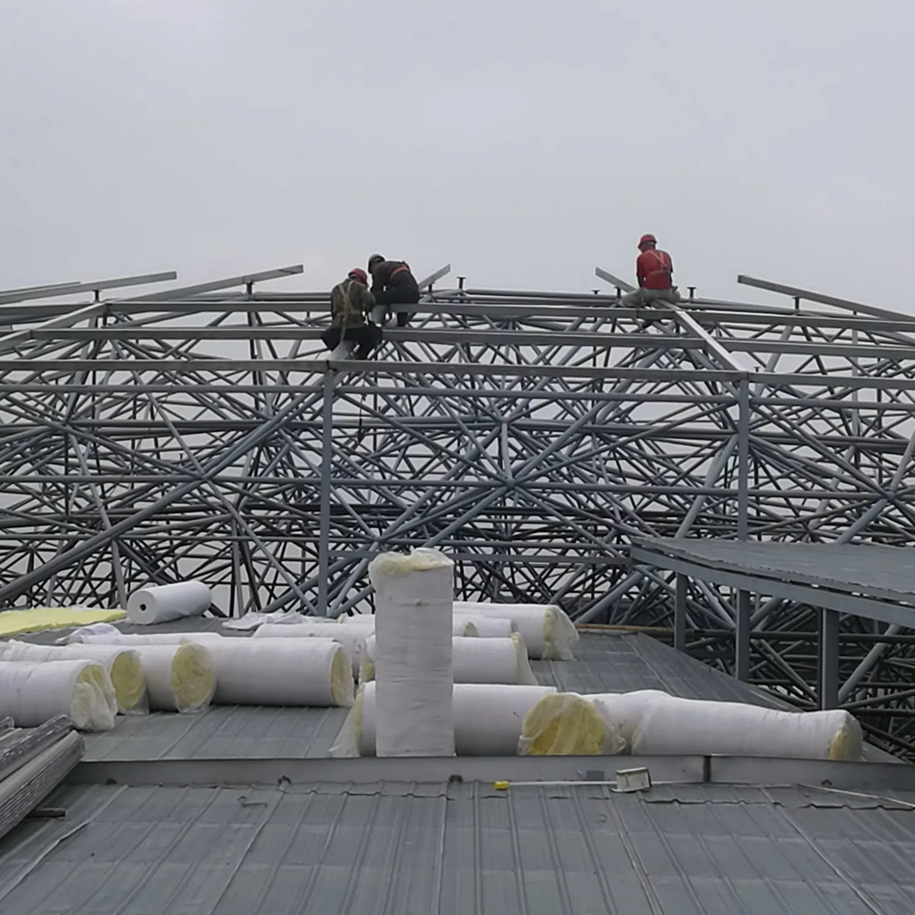 Detailed Analysis of Space-Efficient Material Layouts in Steel Structure Warehouses