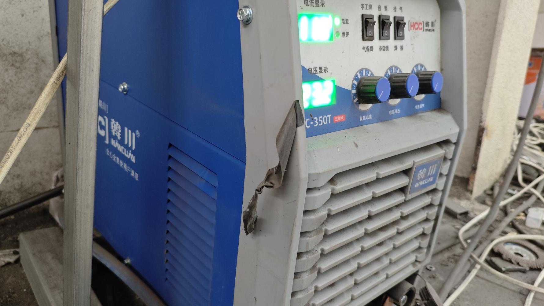 Soldadura automatizada de estructuras de acero en fábrica de viviendas modulares