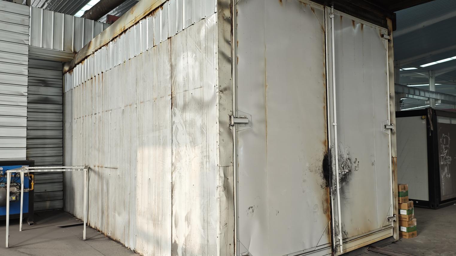Proceso de horneado de pintura para acabado duradero en viviendas modulares