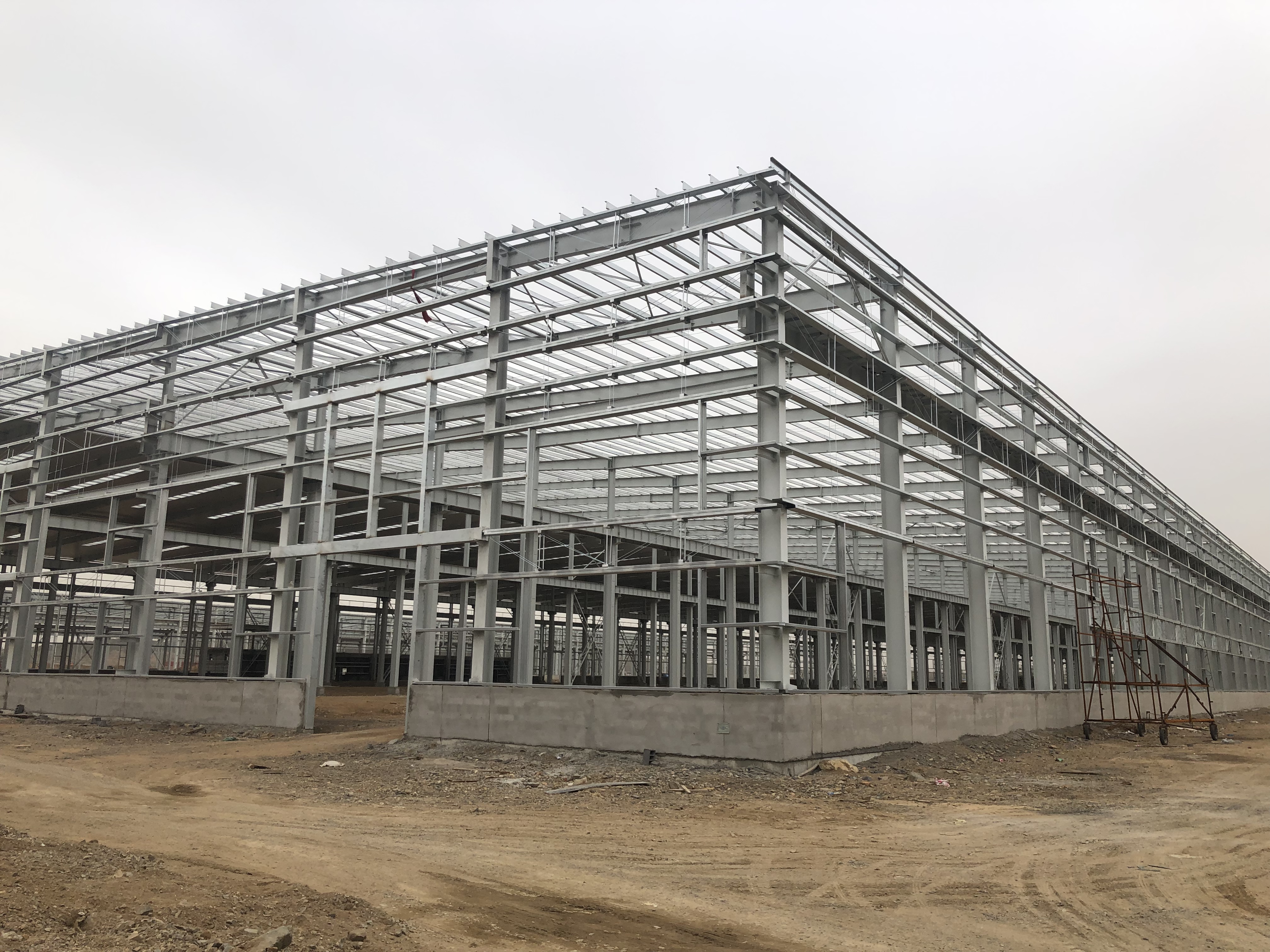 Prefabricated Steel Structure Garage Warehouse Workshop Building Strong Load-bearing Capacity Large Span Corrosion Resistance