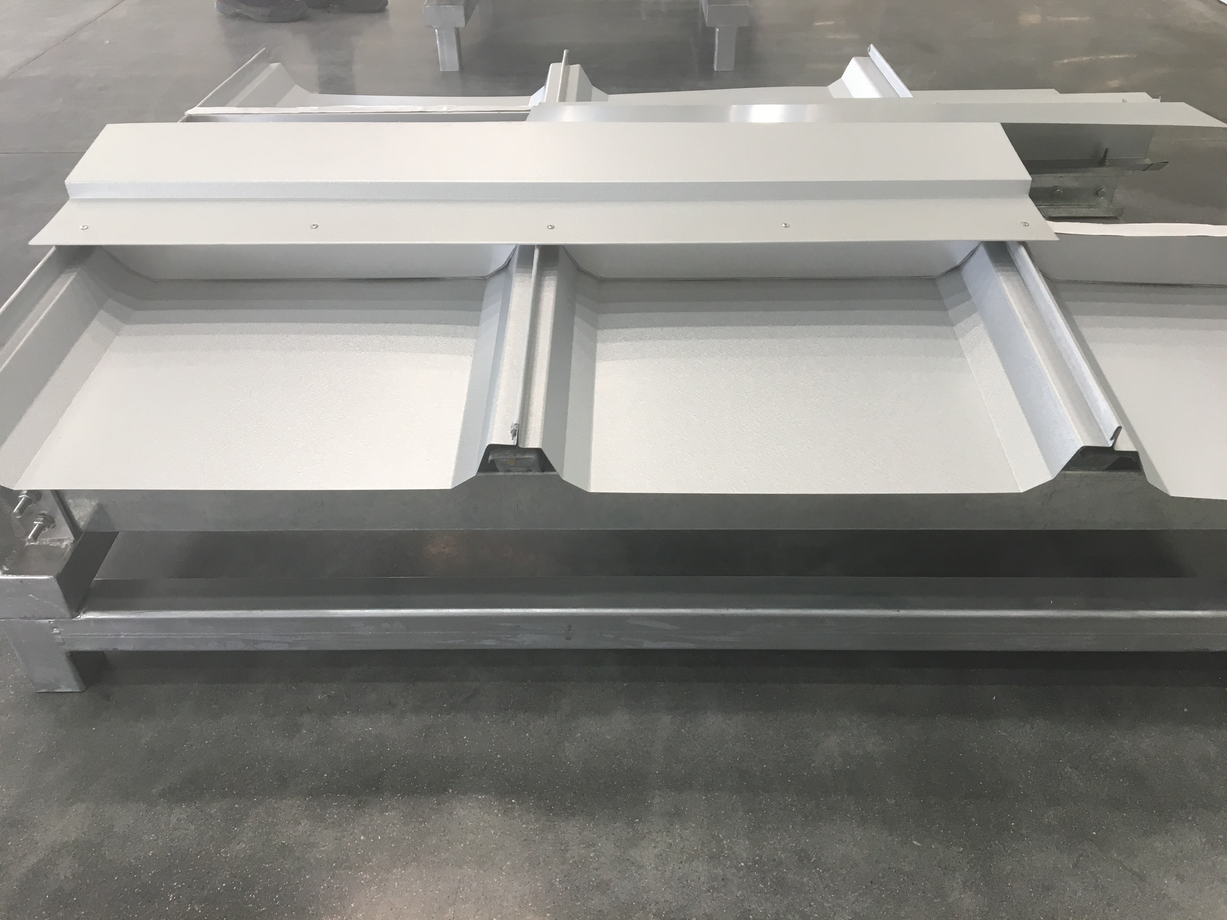 Prefabricated Steel Structure Garage Warehouse Workshop Building Strong Load-bearing Capacity Large Span Corrosion Resistance