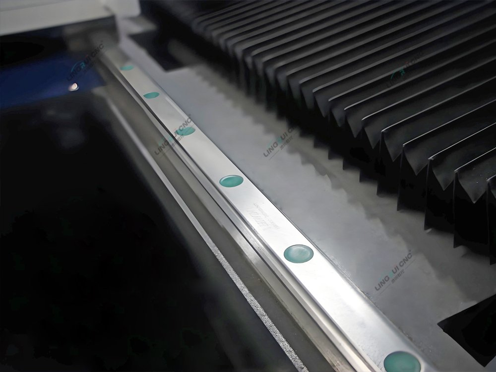 China Factory Five-Axis Auto Feeding CNC Wooden Turning Lathe Machine