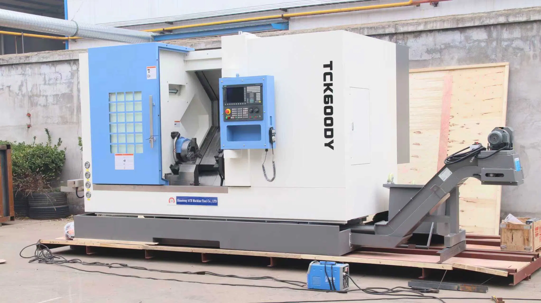 Heavy Duty High Efficiency GSK/Siemens/Fanuc Tck600 CNC Turning Center with Bar Feeder with Chip Conveyor for Metal Turning with CE/ISO Living Tool