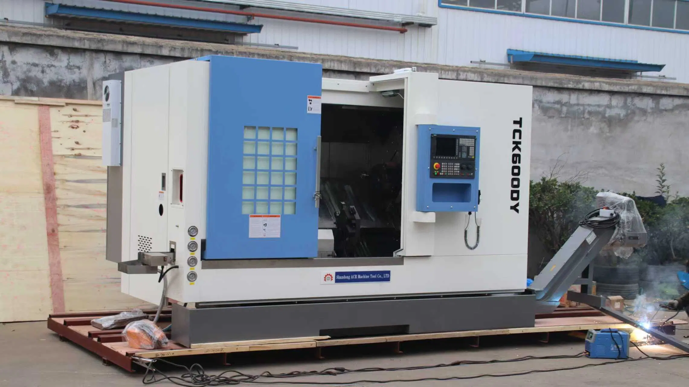 Heavy Duty High Efficiency GSK/Siemens/Fanuc Tck600 CNC Turning Center with Bar Feeder with Chip Conveyor for Metal Turning with CE/ISO Living Tool