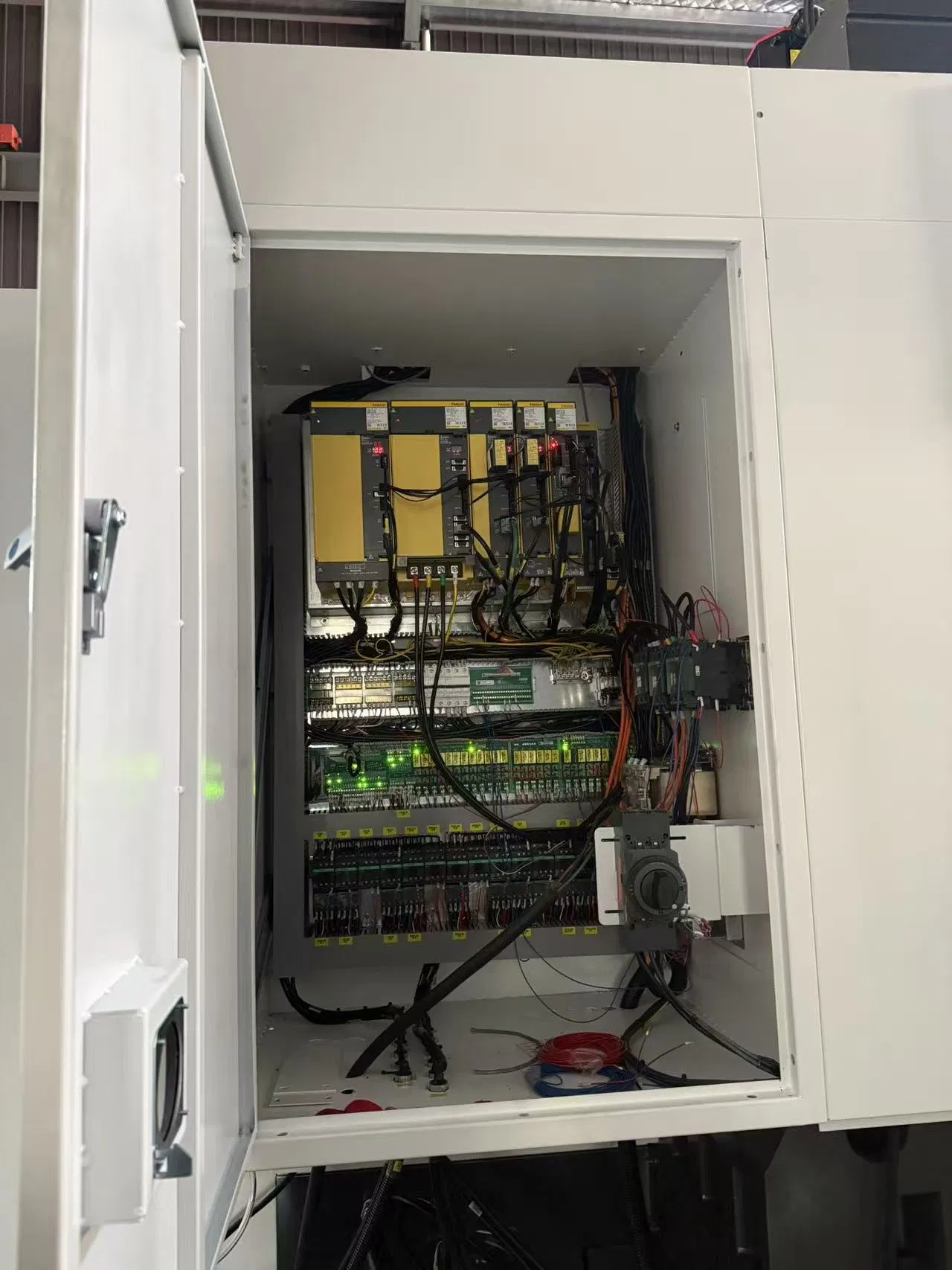 Professional CNC Machining Tools - High Precision Vertical Milling Center Systems