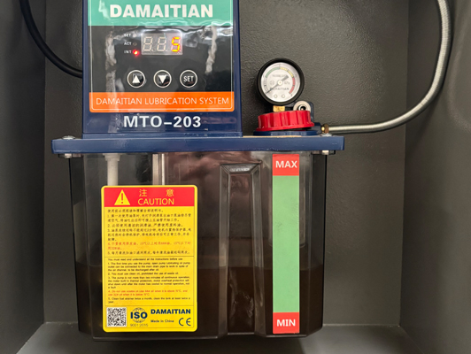 Heavy Duty High Efficiency GSK/Siemens/Fanuc Tck600 CNC Turning Center with Bar Feeder with Chip Conveyor for Metal Turning with CE/ISO Living Tool