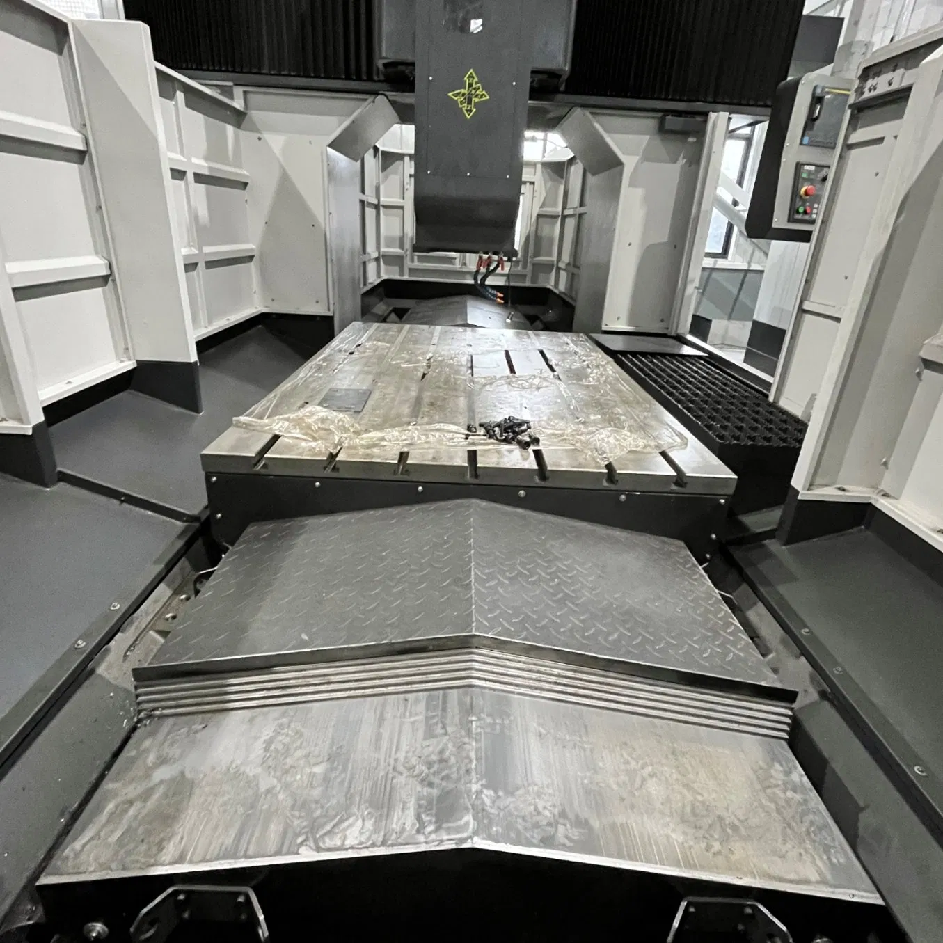 Heavy Duty Gantry Milling Turning CNC Machine Ymc1610 for Metalworking