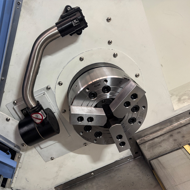 Heavy Duty High Efficiency GSK/Siemens/Fanuc Tck600 CNC Turning Center with Bar Feeder with Chip Conveyor for Metal Turning with CE/ISO Living Tool