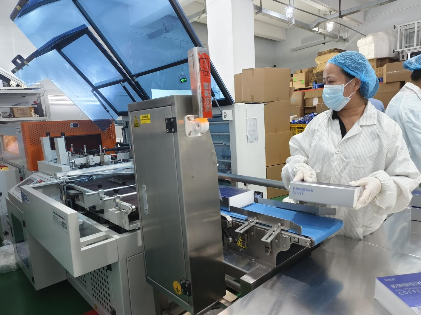 Finished product packaging process at plant extract production base