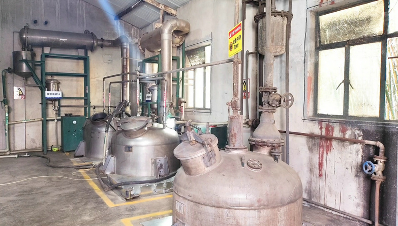 Herbal extraction tank for plant extract concentrate production