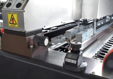 Screen plate compensation device